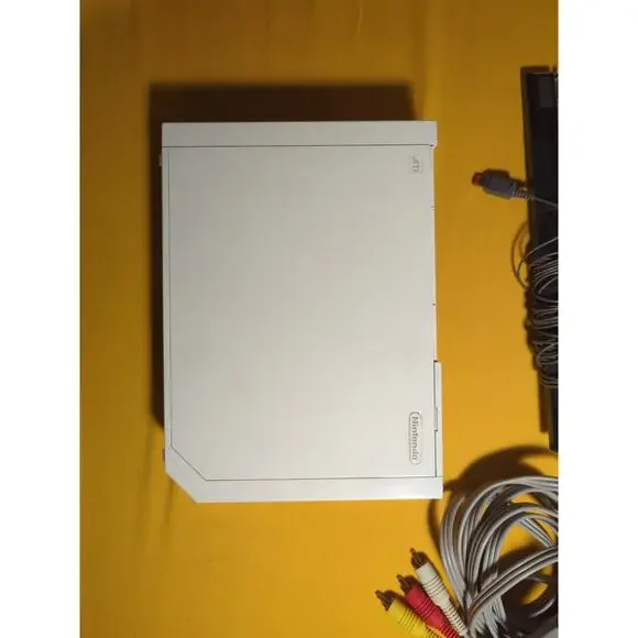 Nintendo Wii Bundle w/ Game, Motion Controllers, No GC Door - Picture 6 of 6